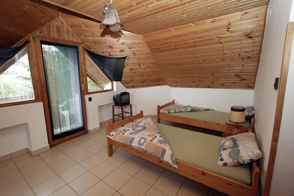 Voeroesko Apartmanhaz Révfülöp Oda fotoğraf